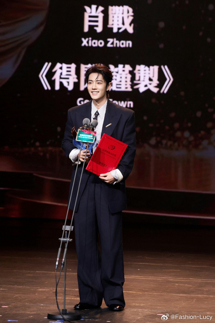 拿奖时的荣耀时刻，格外松弛的巨星～🏆肖战身穿SaintLaurent202