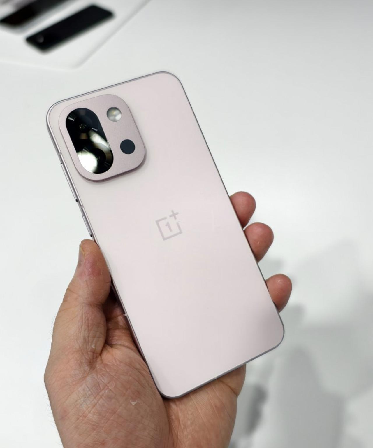 📱一加13T应该是双机党的本命副机吧？一加13T用了一周，它简直是我通勤包