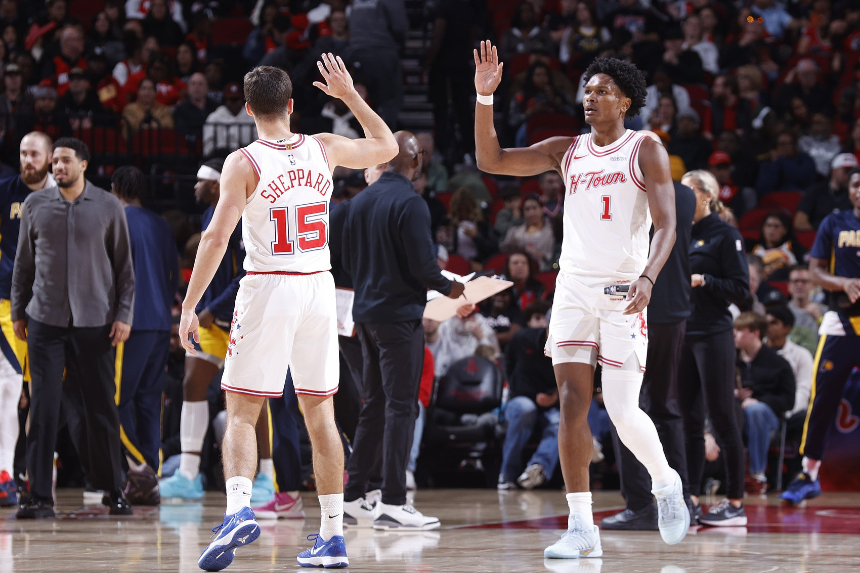 现在湖人西部第四，火箭队则是西部第五，湖人队现在只领先火箭队一个胜场，如果接下来