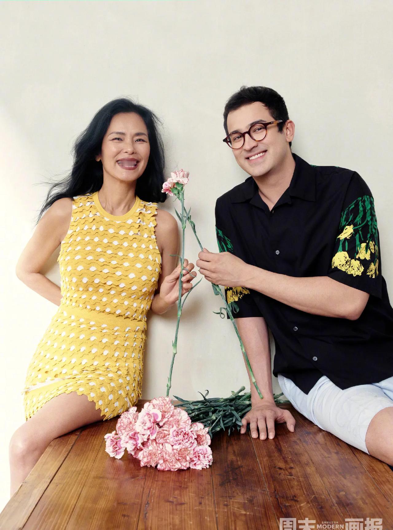 著名歌手韦唯和儿子合体拍摄杂志，61岁的她风采依旧！韦唯一直以来都是华语乐坛