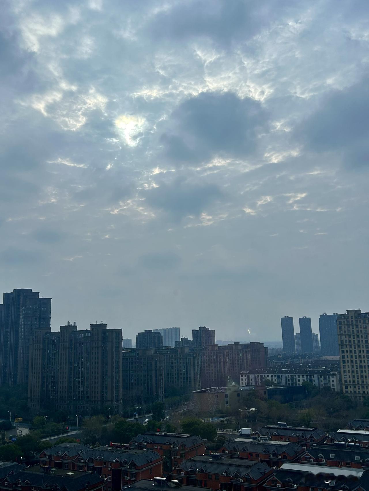 我的今日状态：🏝️旅行度假我这里的天气：☁️阴天今天的杭州湿冷感依旧强烈，