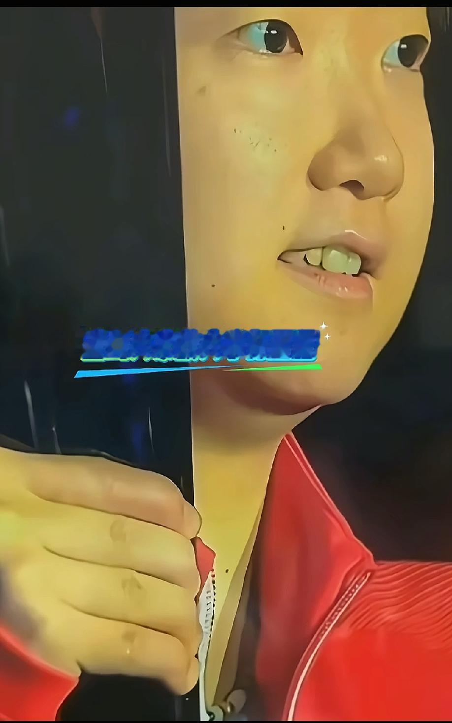 孙颖莎真是全世界最傻的那个人了，你就说她傻不傻，手指都肿的跟香肠一样了，硬是