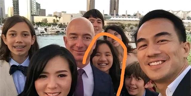 全球首富贝索斯的养女，安妮·贝佐斯，在家族照册里，次次都是C位，足见这个女孩在家