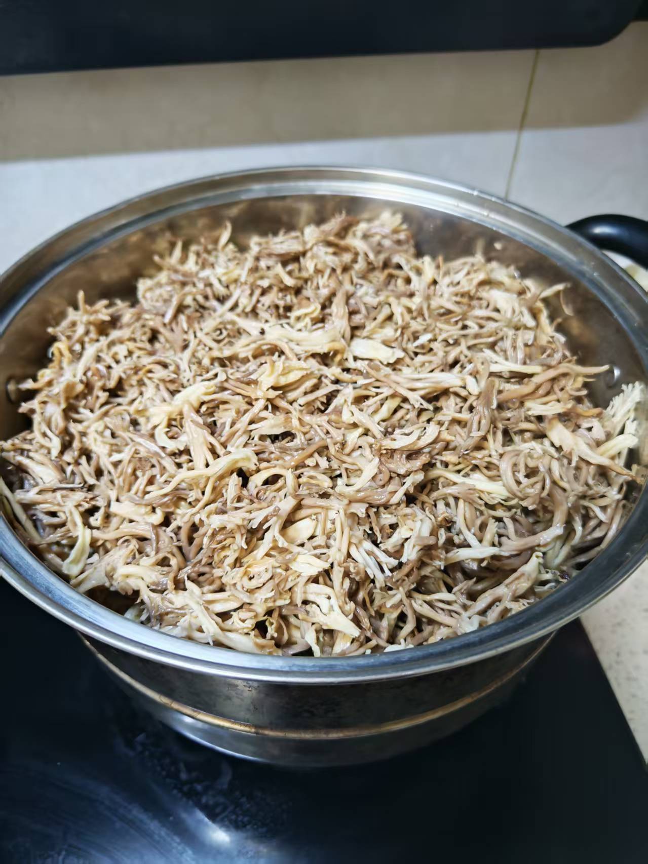 我爸又在山上捡了很多珊瑚菌寄来了，好大一盆，今晚腊肉炒起来，想想就流口水了。