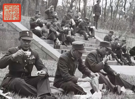 1946年2月18日，南京整军复员会议期间，蒋介石率参会人员先去拜谒中山陵，然后