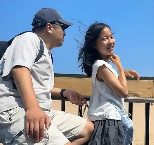 张雪峰的女儿张姩菡，最近干了两件事。第一件，8月7号一早，她给父亲公司所有员工的