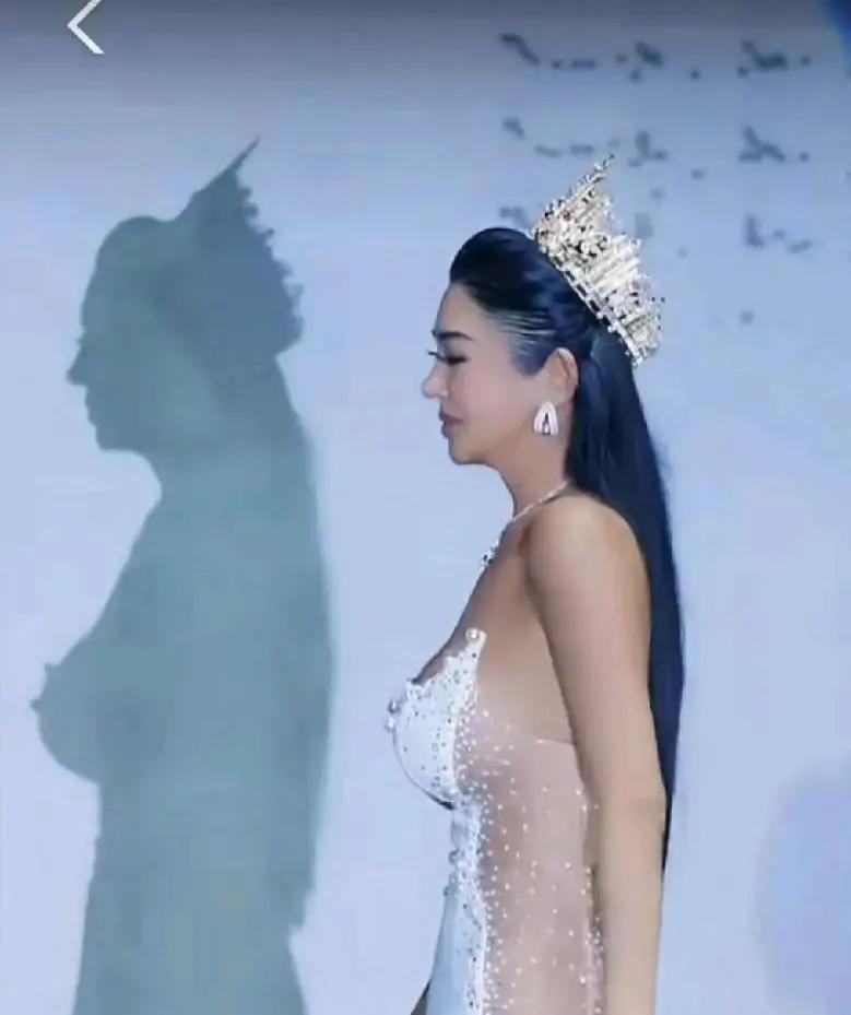 白裙只镶3颗钻，却贵过满钻礼服刘雪冰在巴黎丢出这件极简白裙，现场闪光灯瞬间