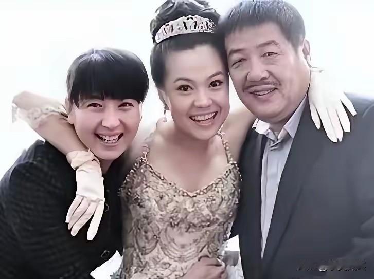 这是一张幸福的全家福照片，不过照片中的女儿并不是这位妈妈的亲生女儿，是她的继女。