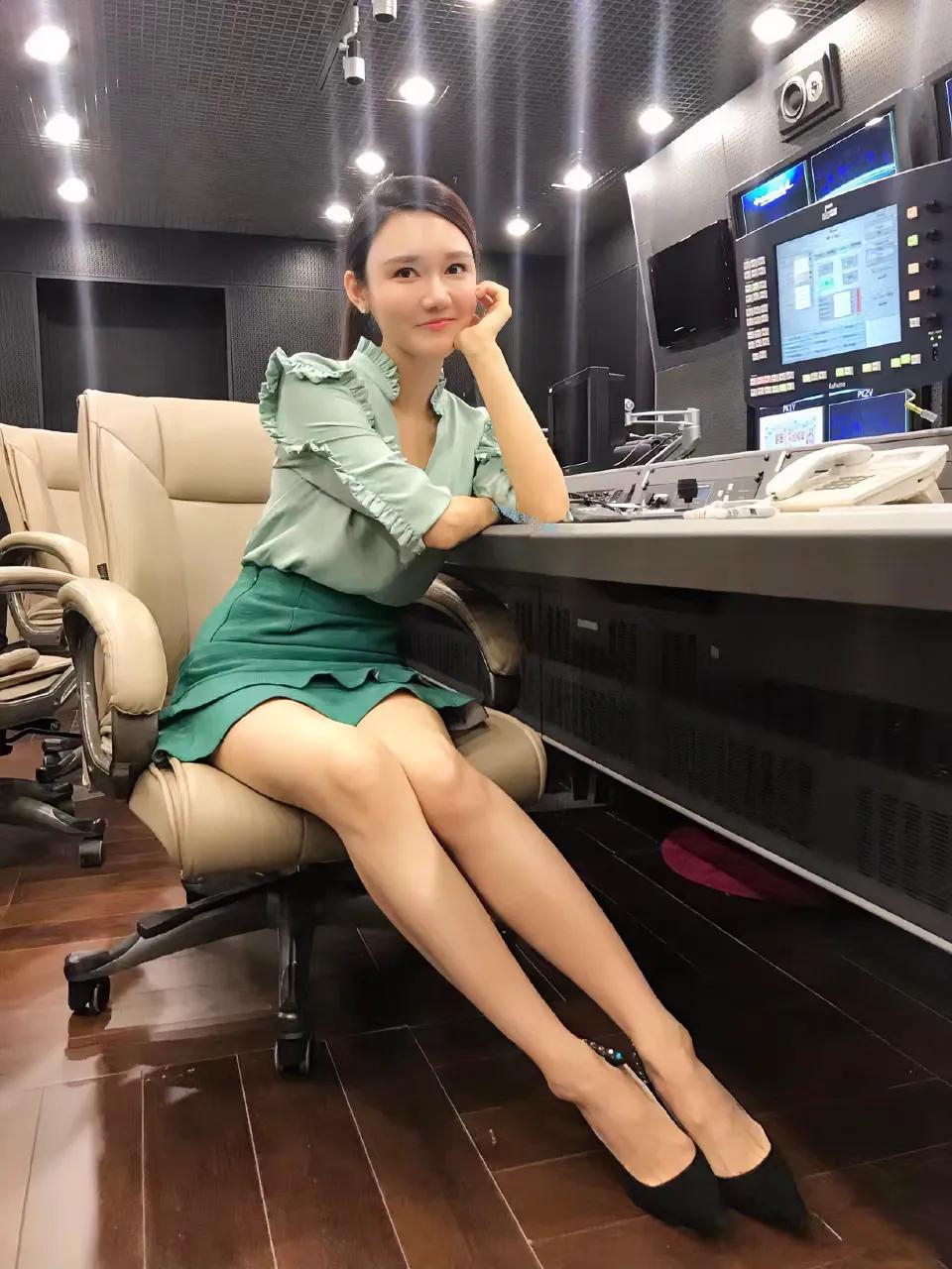 龙洋是一位长相甜美、身材高挑、口才极佳且十分有文化内涵的央视主持人，她身高168