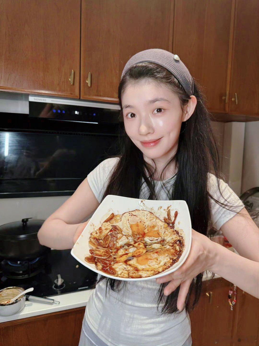 林允复刻公瑾爆蛋绝了！林允首秀公瑾爆蛋大成功！手也太巧了吧，完美复刻出高颜值版