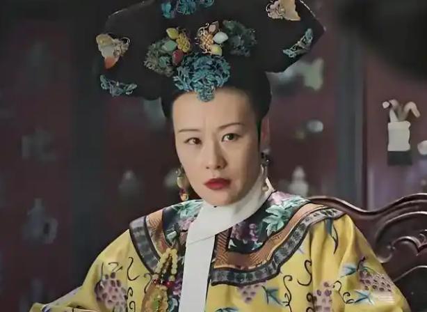 乾隆三十年皇帝南下巡视的半路上，那拉皇后因为和乾隆起了冲突，竟然自己剪掉了头发，