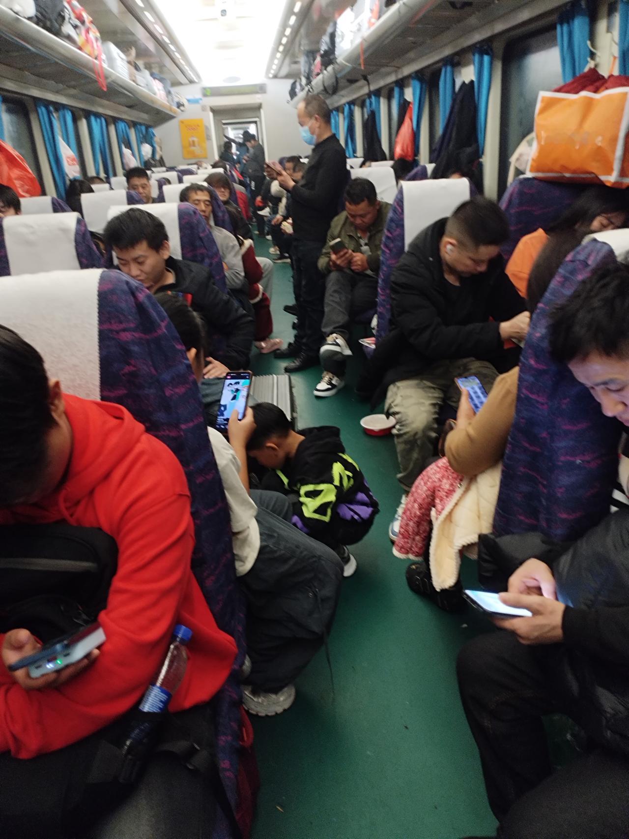 今年绿皮火车没有那么拥挤了？站票也少了绿皮火车绿皮火车车票长途绿皮车高铁绿