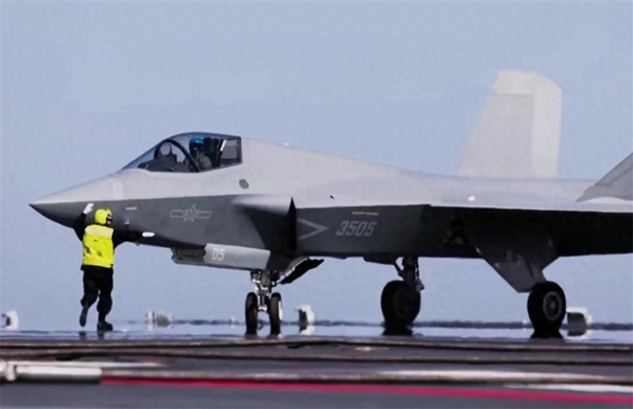 歼35官宣入役30天，迅速爆兵60架，产量超过F-35，居世界第一？ 央视画