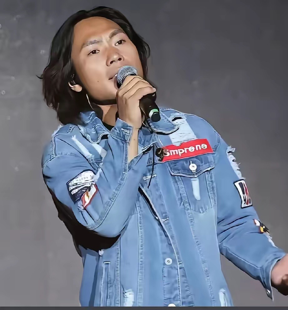 纯属好奇，查了下侯浪的个人资料。不查不知道，一查吓一跳啊！这个人可不是草根，人家是广东汕头正经乐队的