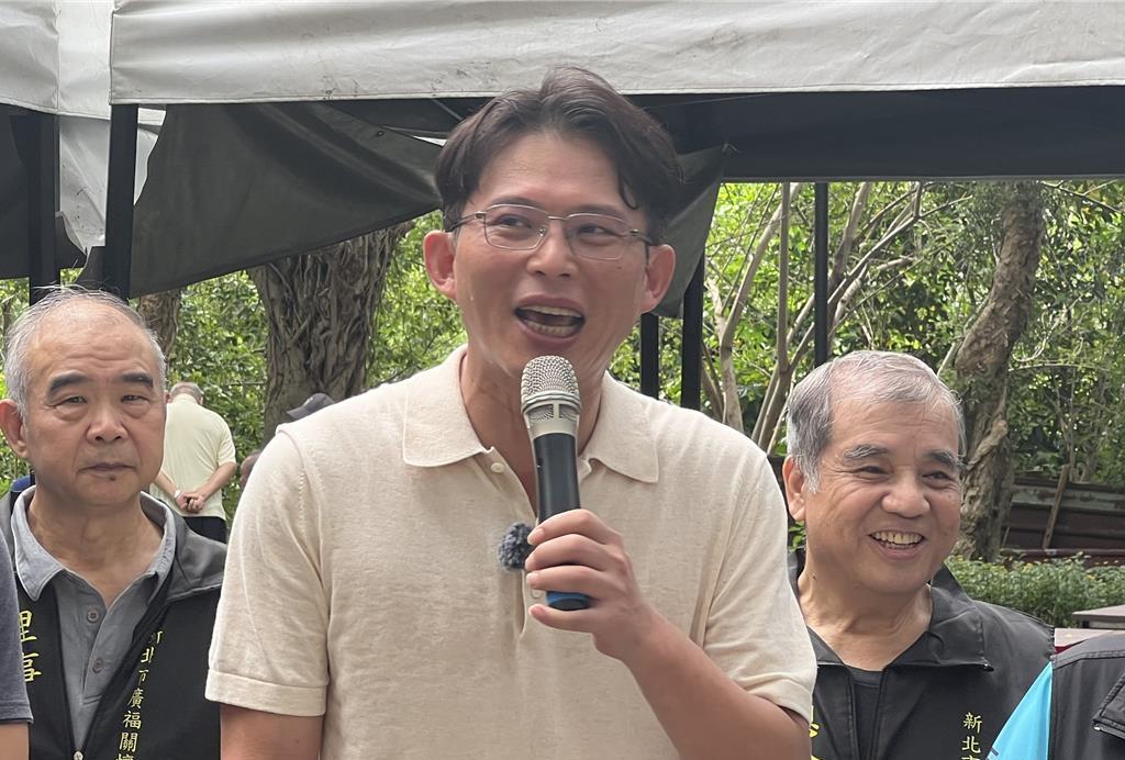 台网红“馆长”赴上海直播绿委也来模仿白委讽“瞬间都变成馆粉”台网红“馆长”