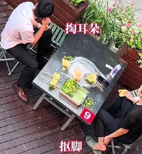 10月10日，浙江杭州，烧烤店2个员工闲暇时一个抠脚，一个掏耳朵，其中一名员工挠