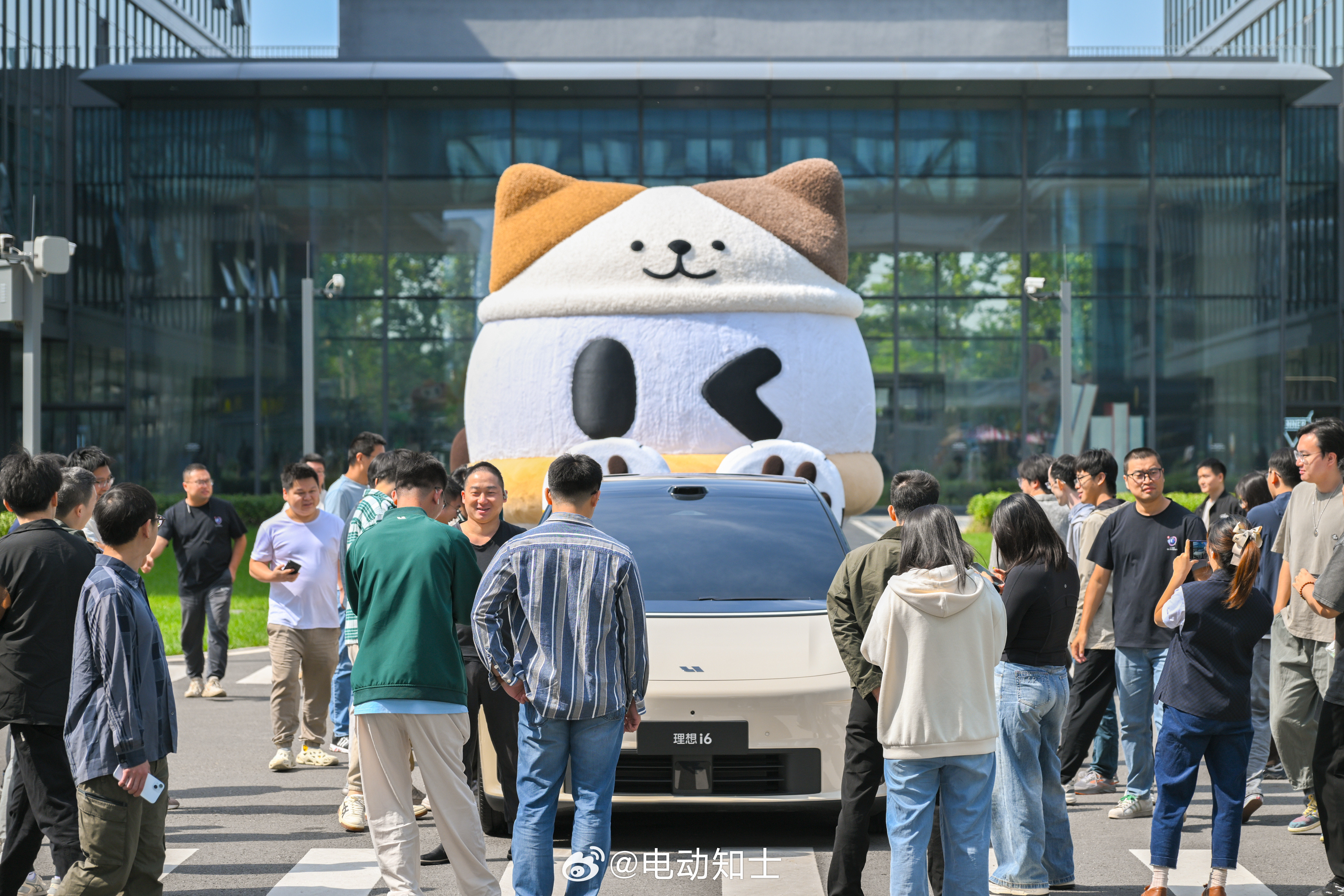 理想i6新颜色——“云朵黄”，去理想汽车公司园区看车的和买星巴克特饮的...