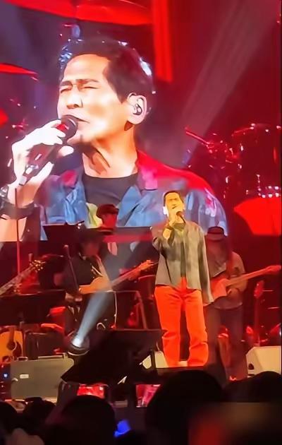 66岁齐秦，在拉斯维加斯被当众问起王祖贤，全场死寂17秒。他没接话。只是转过