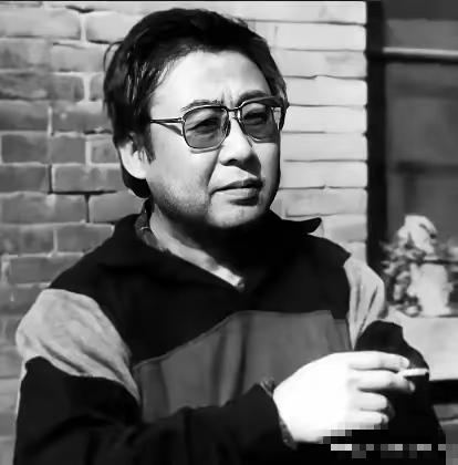 1970年，路遥把当工人的名额让给了初恋林红。一年后，林红看不上路遥农民的身份，