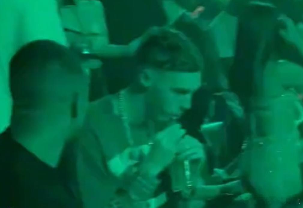 据英国《太阳报》报道，切尔西对阵伯恩利的英超联赛赛前，球队球星帕尔默、若昂·佩德