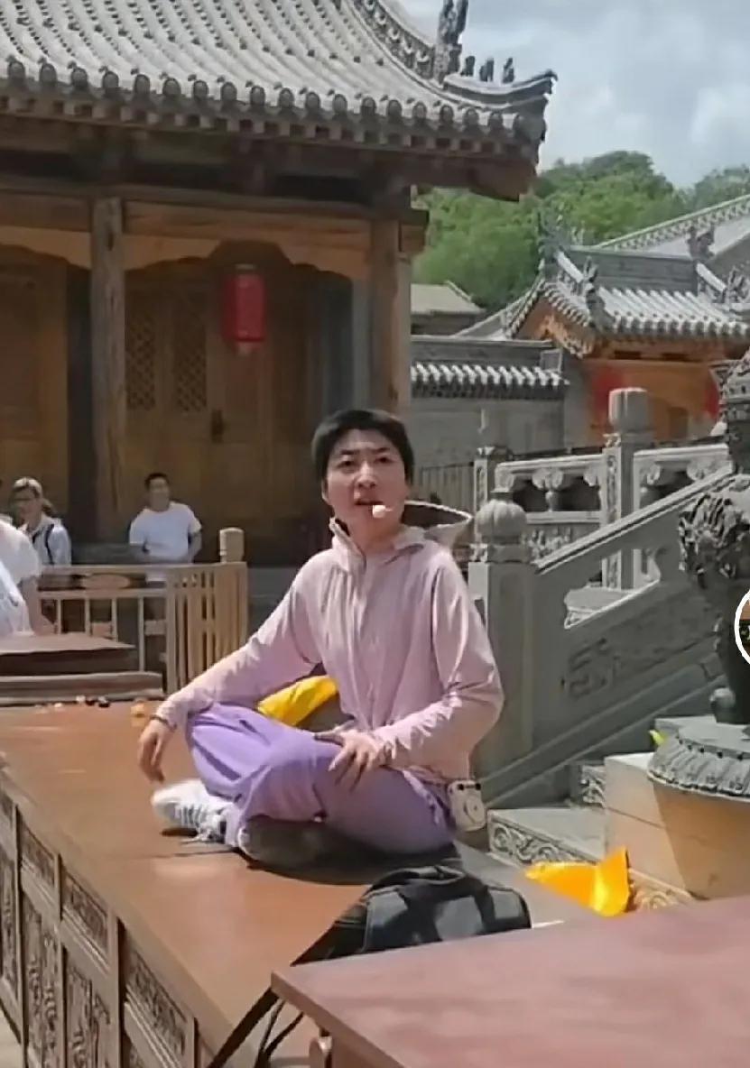 一位女子独自坐在五台山五爷庙供桌上告诫香客财不是求来的，五爷管不了这个事，凡事心