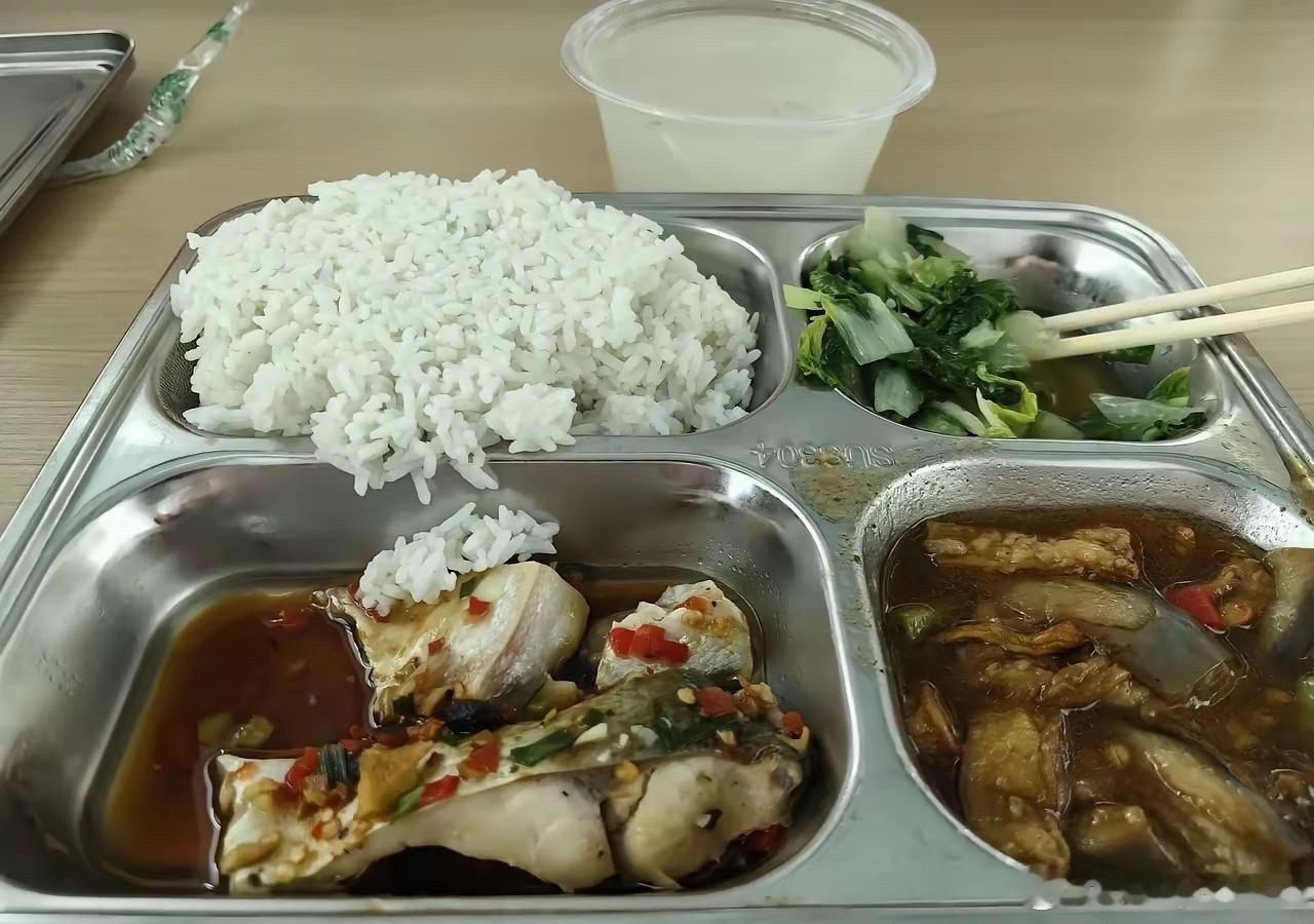 厂里的工作餐，这样一顿8元，每个月从工资里扣你们是宁愿在外面吃还是食堂吃？