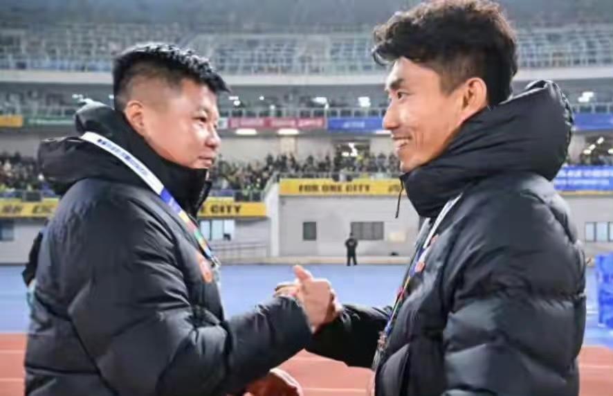 郑智：大羽！你等等！刚才那球……李金羽：少来这套！我都看见了，田玉达那个球明