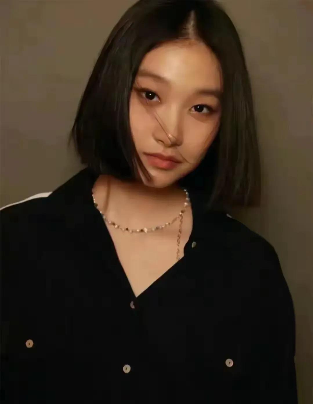 文章与马伊琍之女文爱马出落得愈发美丽，颜值出众，甚至有超越妈妈马伊琍之势。她身上