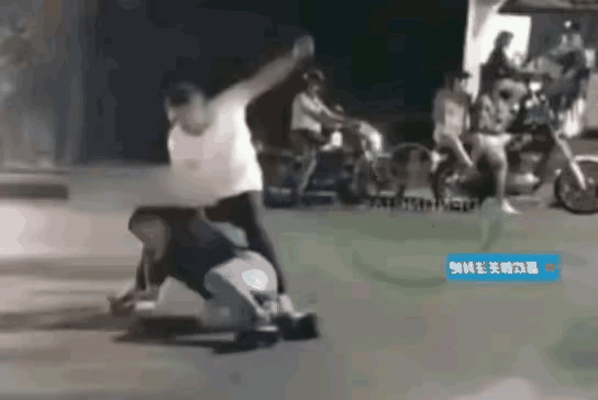 娶媳妇还是得胖点的。自家老公在外面被别人狂揍，老婆怒了，一个无影脚，把打人者踹