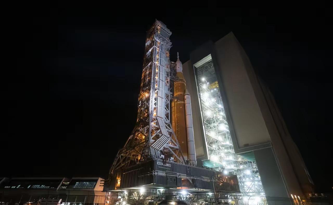 今天，老美的第二枚250亿美金大火箭，被第二次拉到发射台，准备执行A2载人掠月任