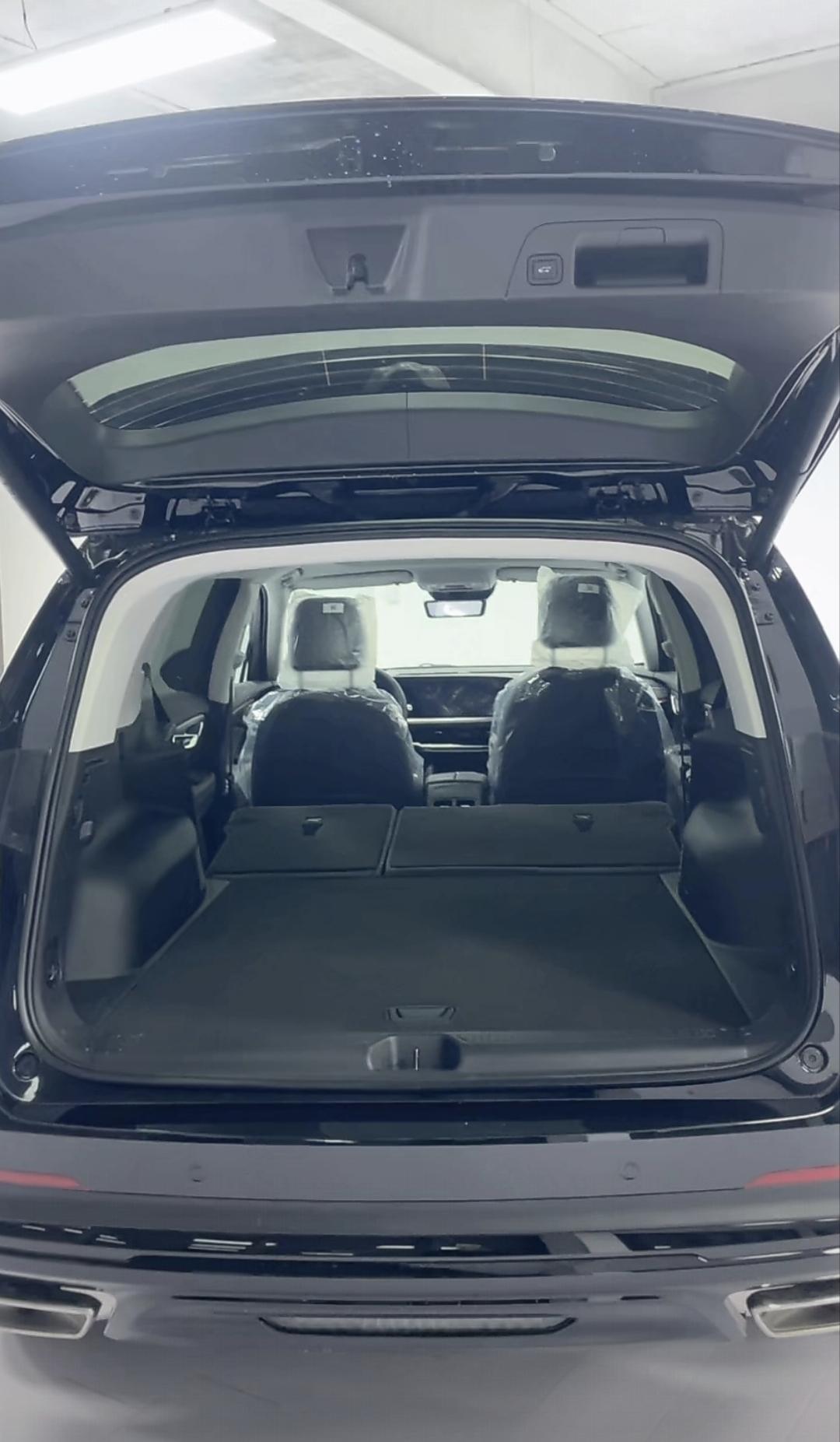 体验了一下昂科威Plus这款车，感觉空间表现真是挺不错的。尤其是在后排，腿部空间