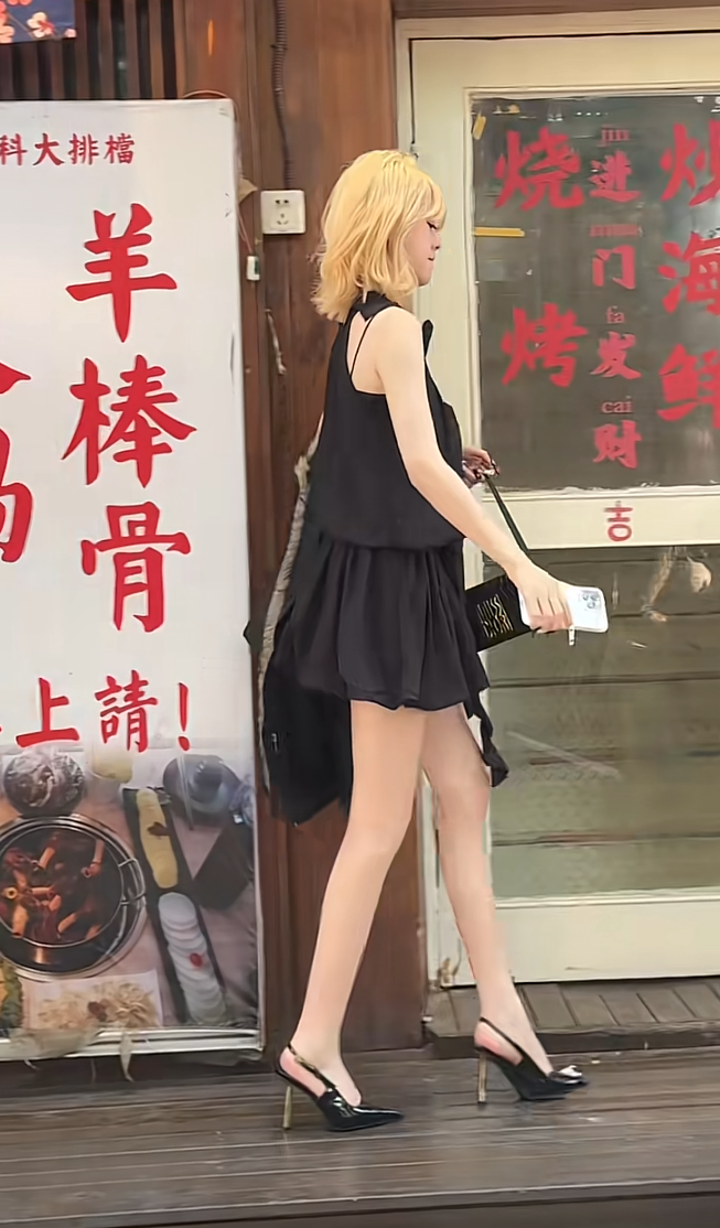 这是摔倒了吗？怎么一瘸一拐的!