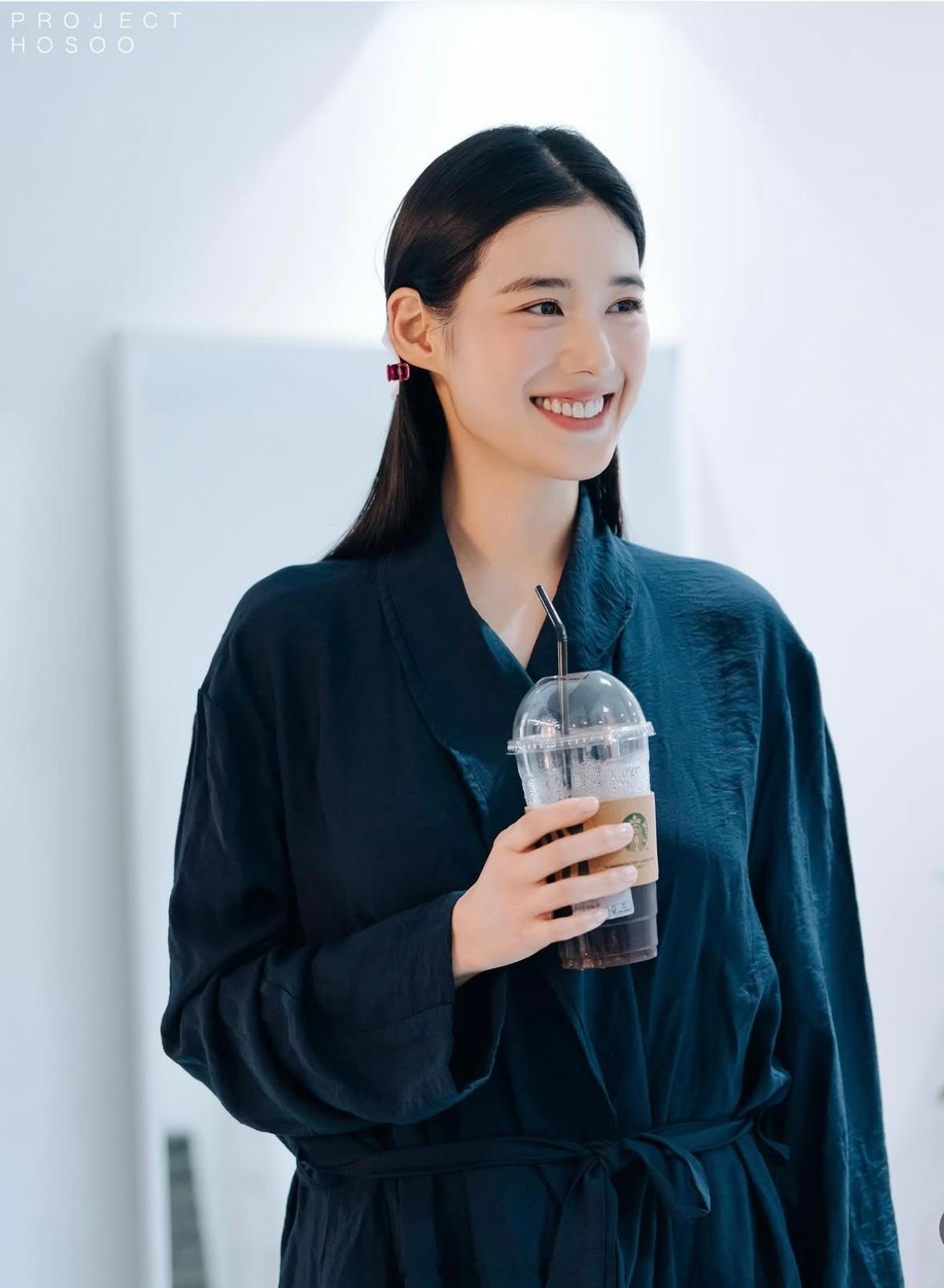 郑恩彩郑恩彩太美丽啦接长发后的造型更女王​​​