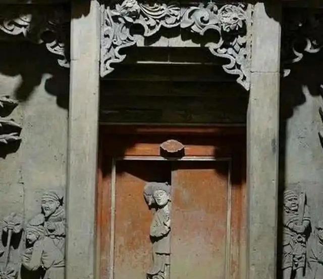 1973年，山西运城一村民夜里醉酒，误入一座阴宅，他借着酒劲，在阴宅中把玩陪葬物