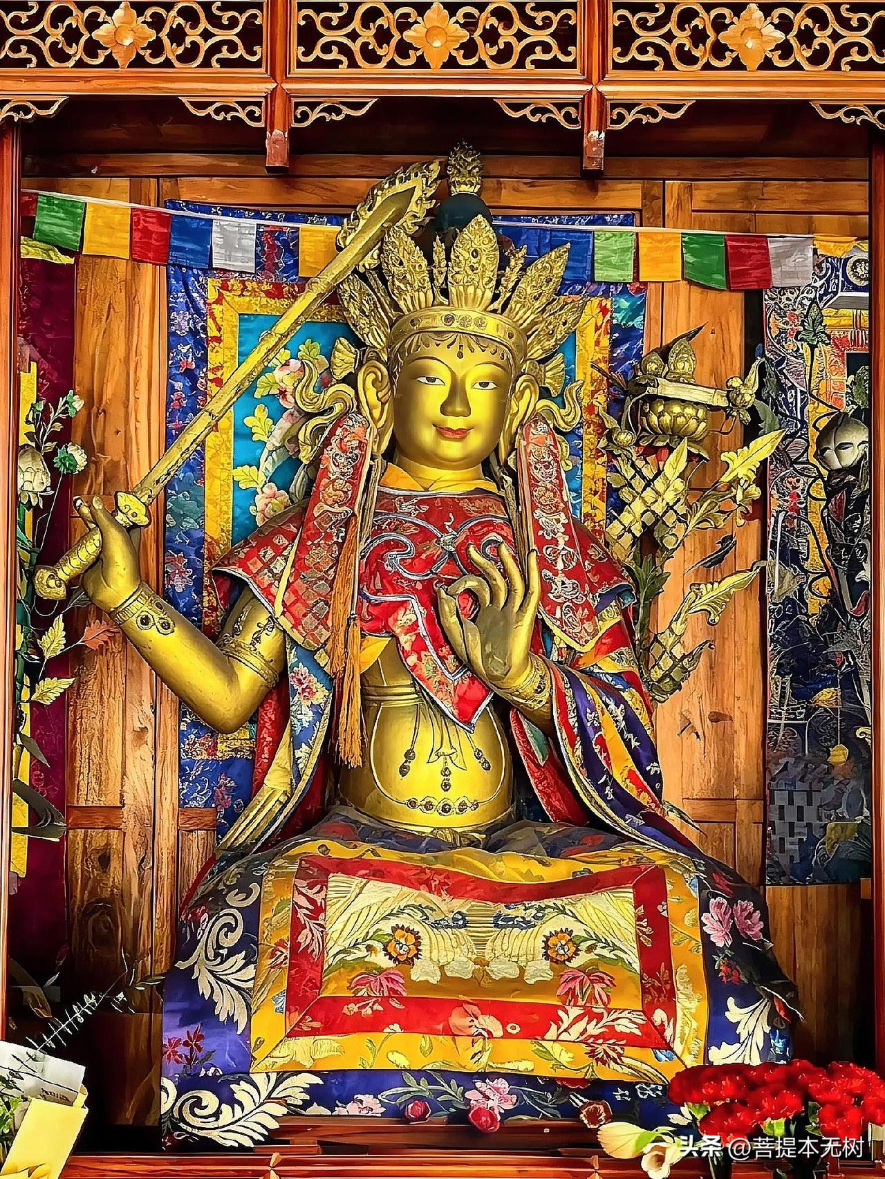 雍和宫文殊菩萨｜学子、职场人必拜的智慧至尊这尊金身圣像是雍和宫的文殊菩萨，
