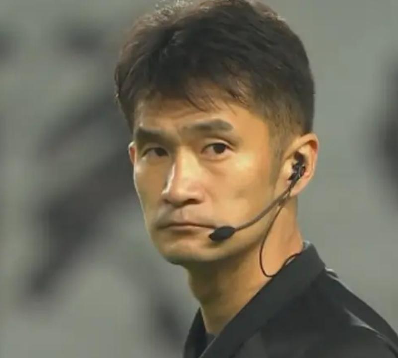 裁判艾堃不应该沉默！艾堃老师应该以中超联赛第二十九轮成都蓉城主场迎战河南队这场比