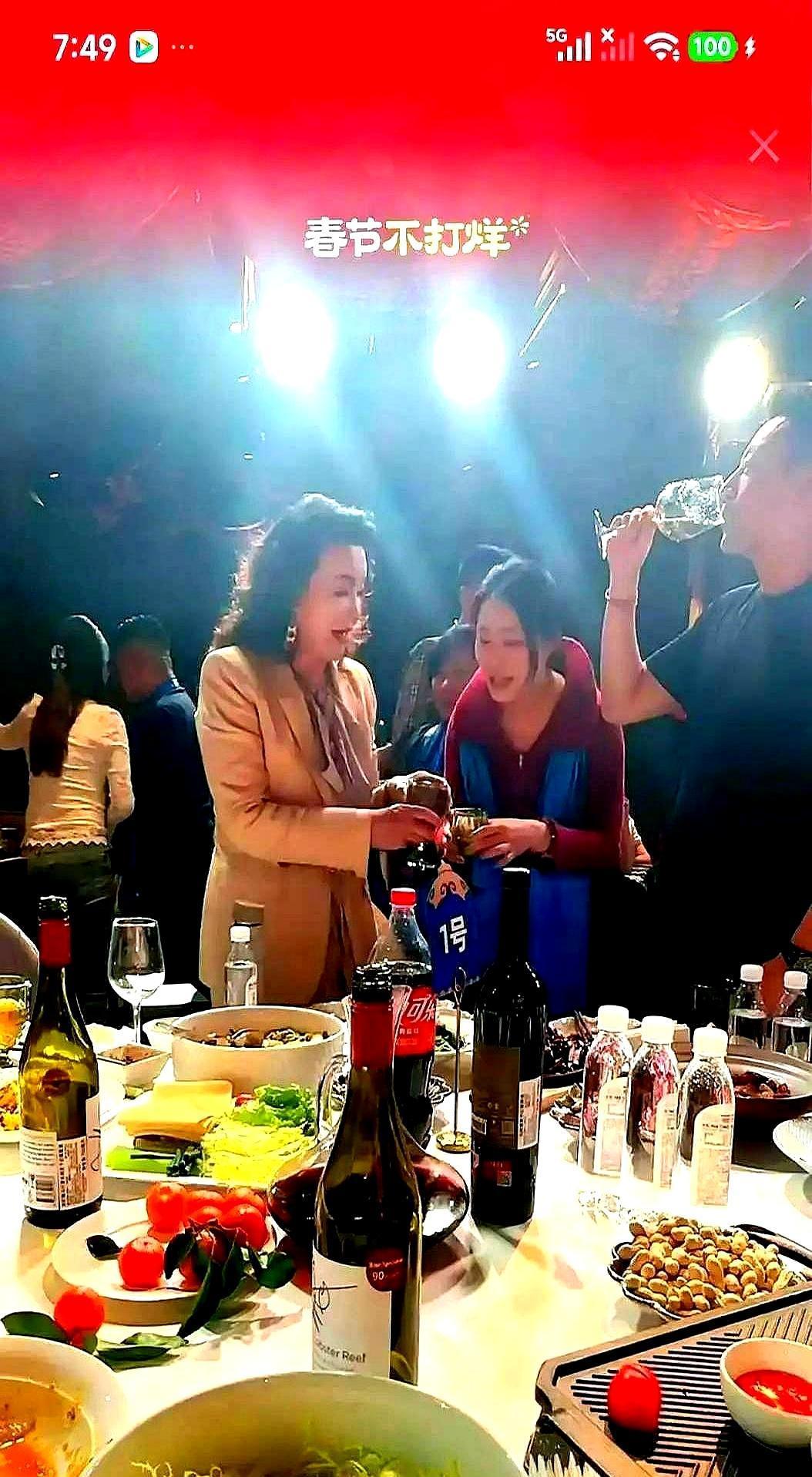 “我没给过他母爱。”60多岁的张兰，对着镜头，终于承认了对汪小菲一辈子的亏欠。