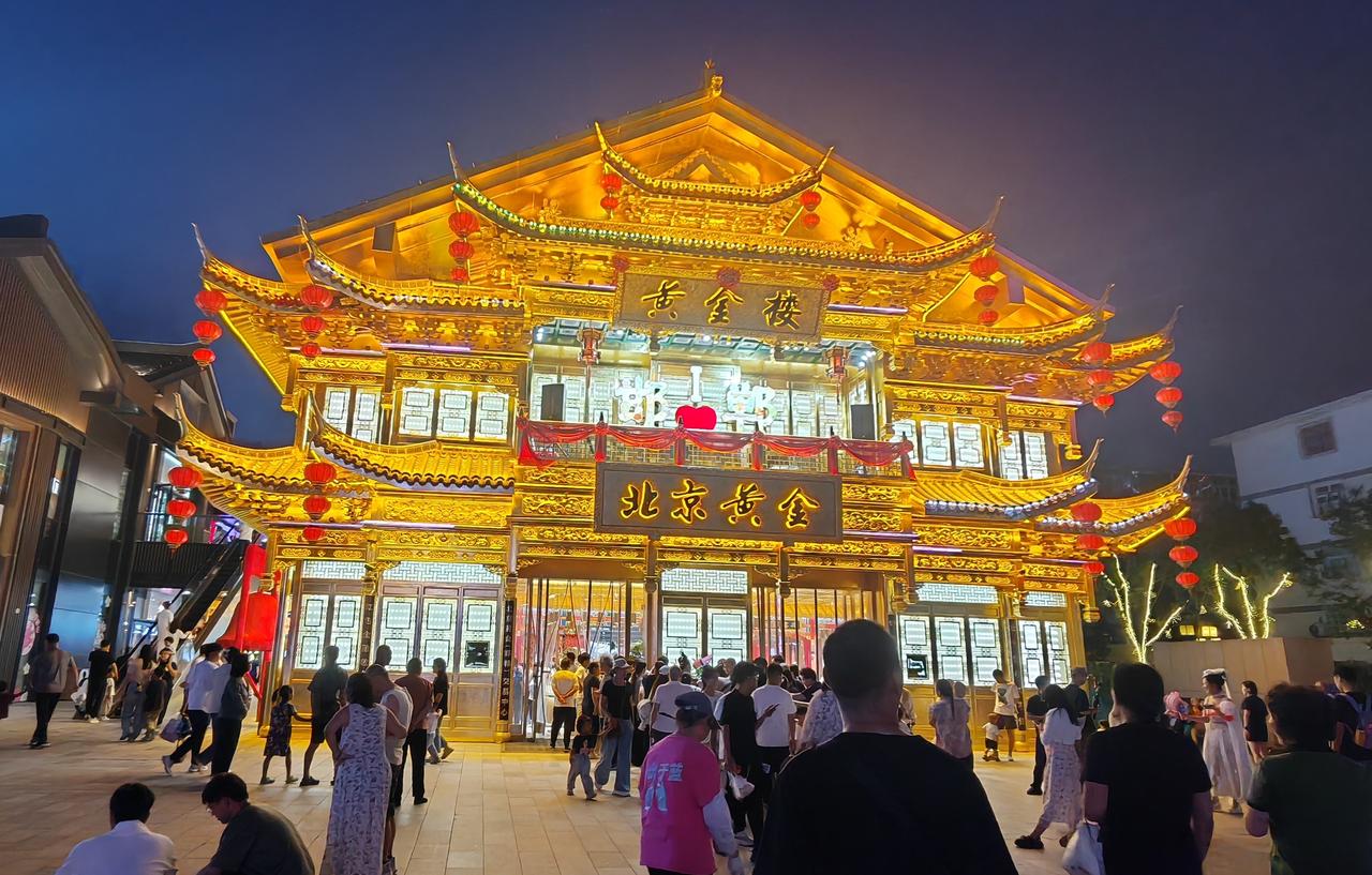 河北邯郸和河南安阳都有一个特点，那就是卖黄金的店面特多，还一个比一个有气魄，通体
