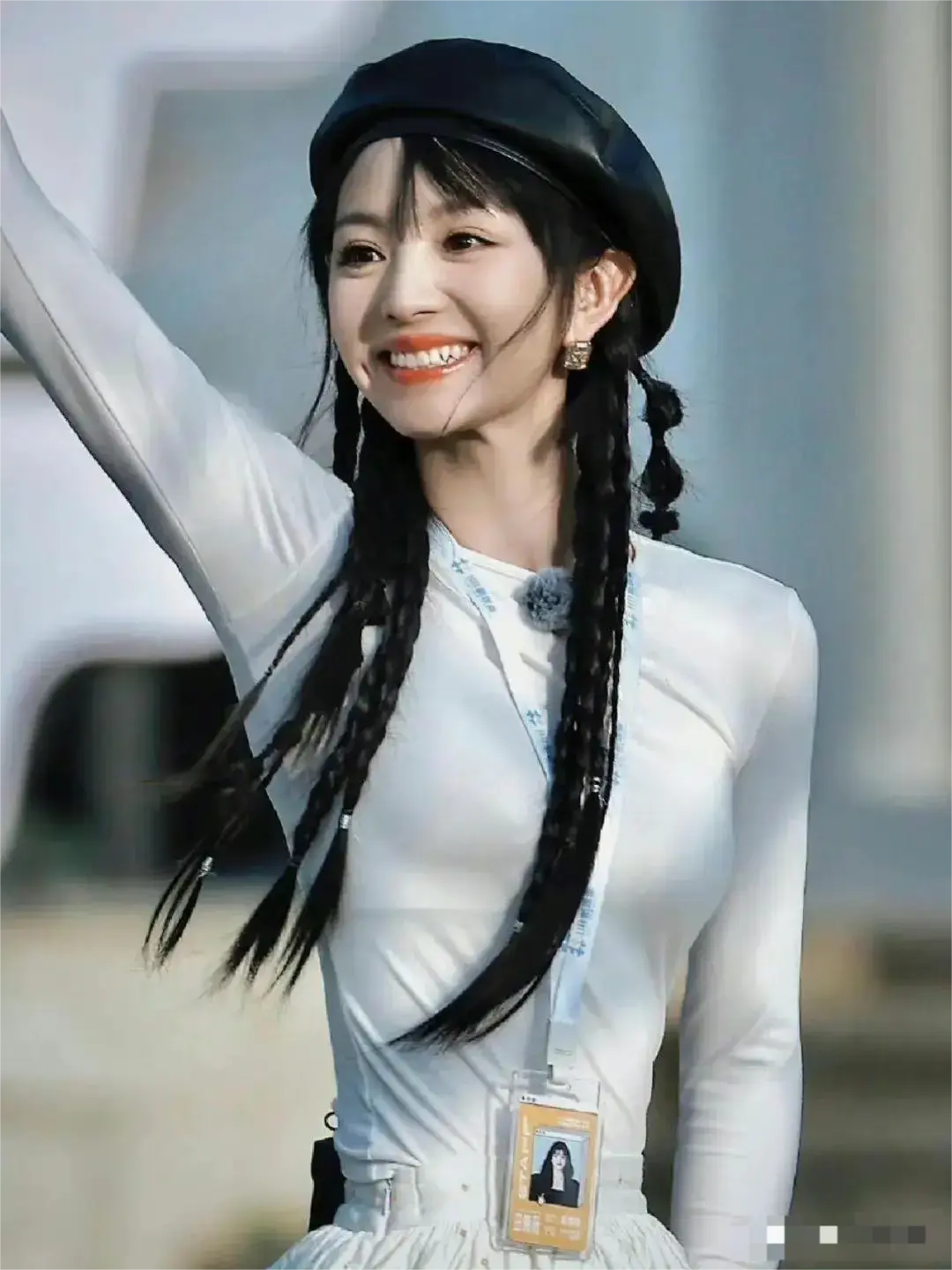 田曦薇的腰这也太细了吧！​