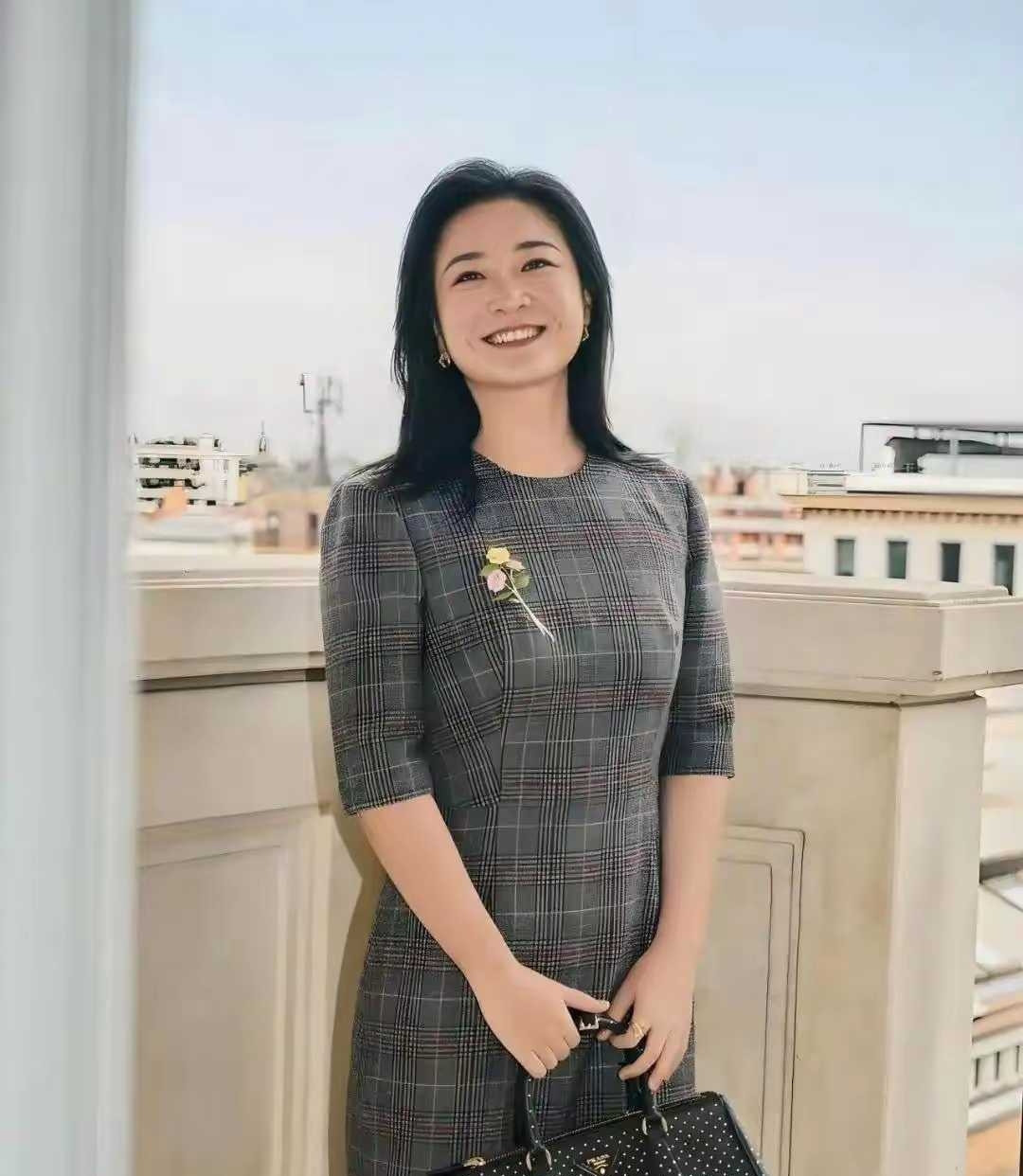 贾玲现身米兰时装周，真的让人眼前一亮！瘦身之后的贾玲，变化肉眼可见。下颌线清晰，身姿挺拔，整个人气场
