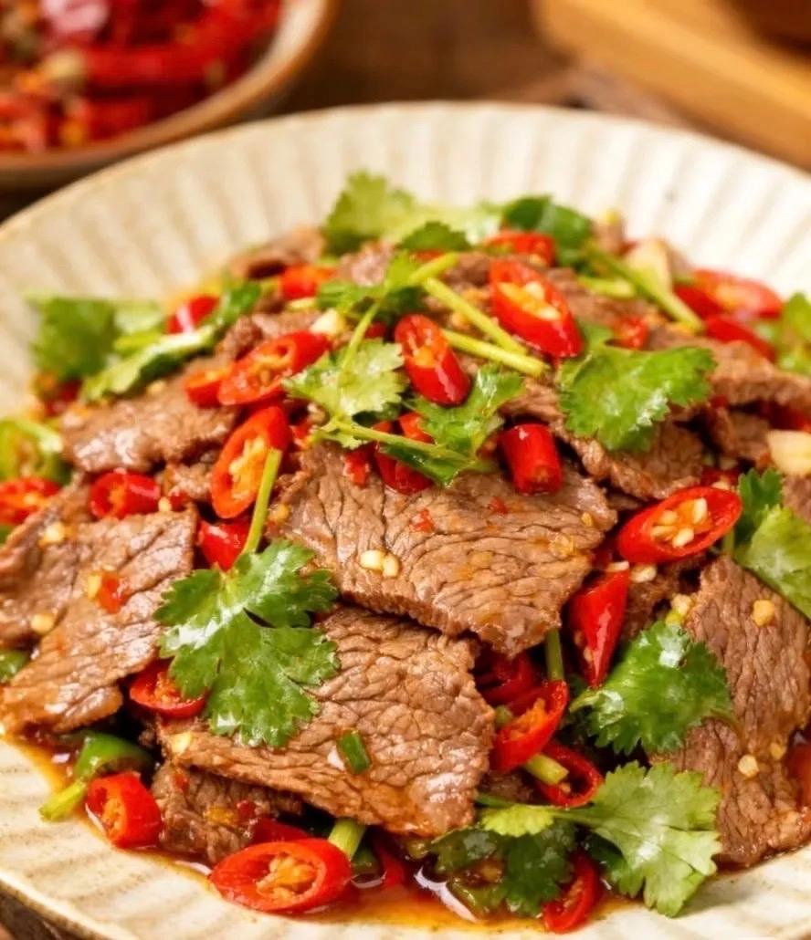 当剁椒鱼头的鲜辣、香辣牛肉的醇厚、青椒炒肉的锅气……一道道承载着青春记忆的佳肴在