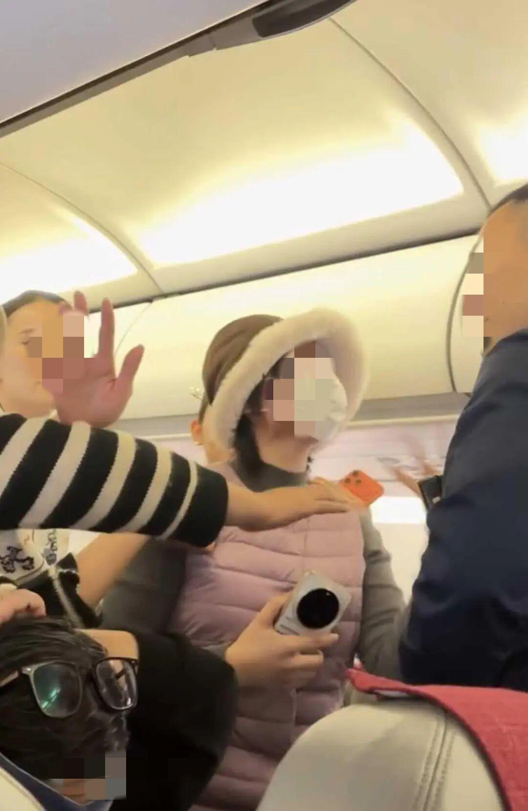 真离谱！航班要起飞，女子突然狂喊“抓我、抓我、”，全机人因此延误1小时！飞