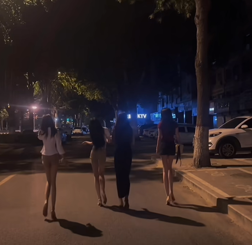 和闺蜜喝点脾脾，走在微风下的快乐