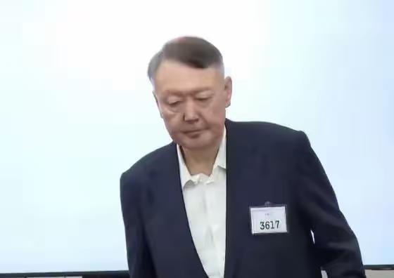 尹锡悦的心理防线被击溃了。很多人现在才知道李在明的狠辣，短短几个月，他把尹锡悦的
