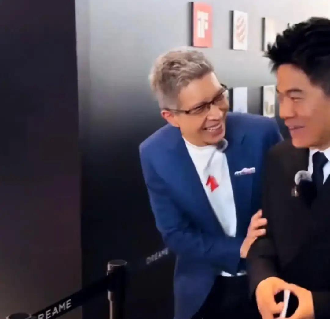 董宇辉主动让出C位，不是格局，而是顶级流量的求生本能。一个是央视名嘴，代表国