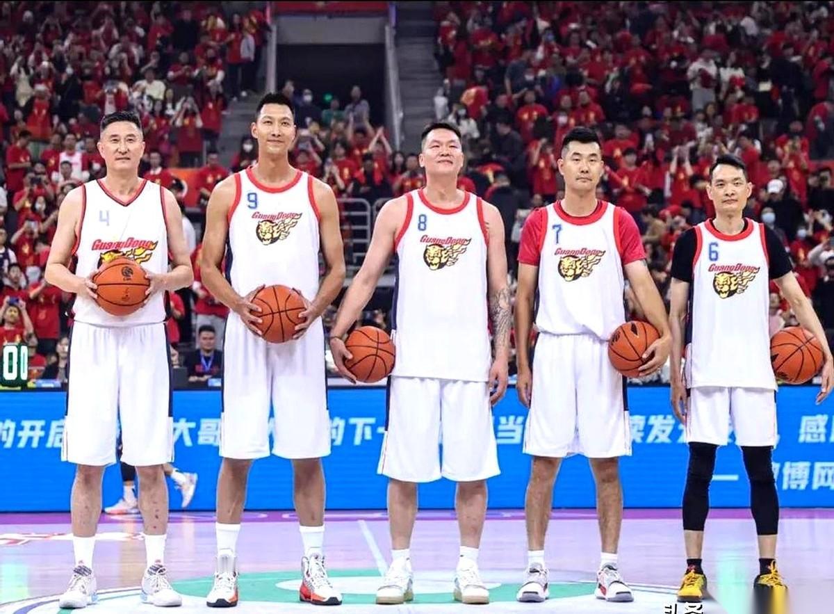 讲真，看到周琦往内线一站，再看看北京那几个“刀疤脸”、“邱天”什么的，一排人高马