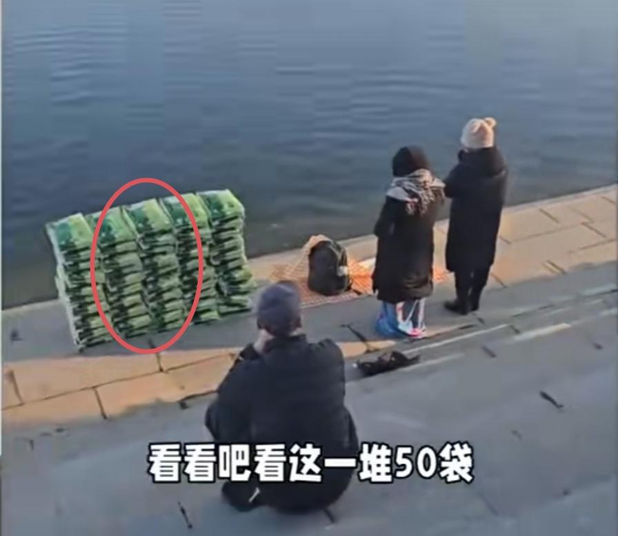 我就想问一句：这大米是没地方吃了吗？这哪里是积德，分明是造孽！首先，这大米扔