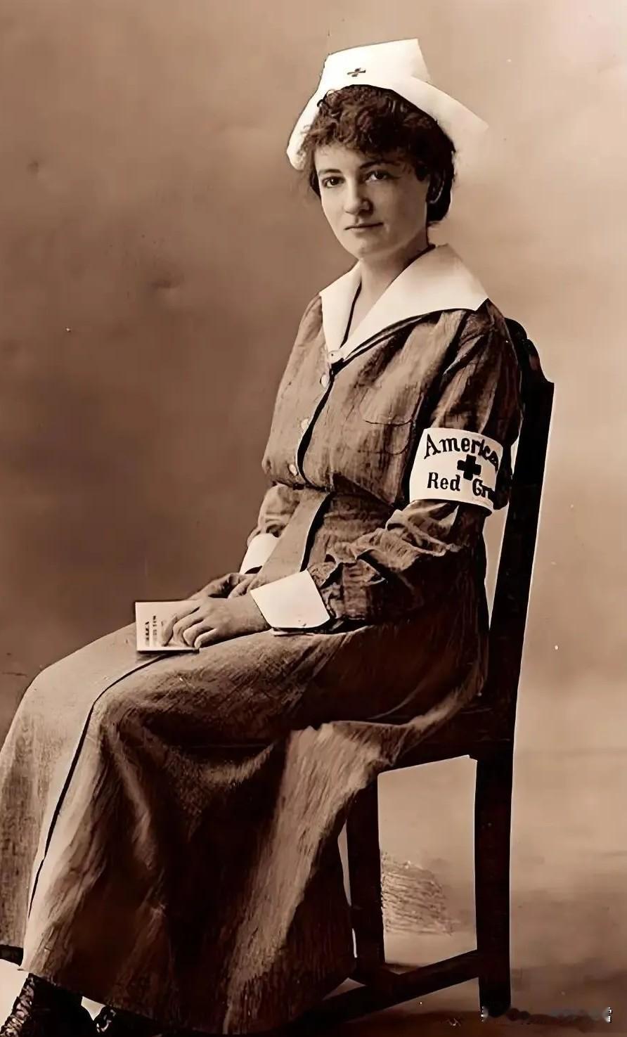 1943年，英国女护士艾琳看见德军战俘海因茨长相俊朗，竟低声对他说：“你若愿意