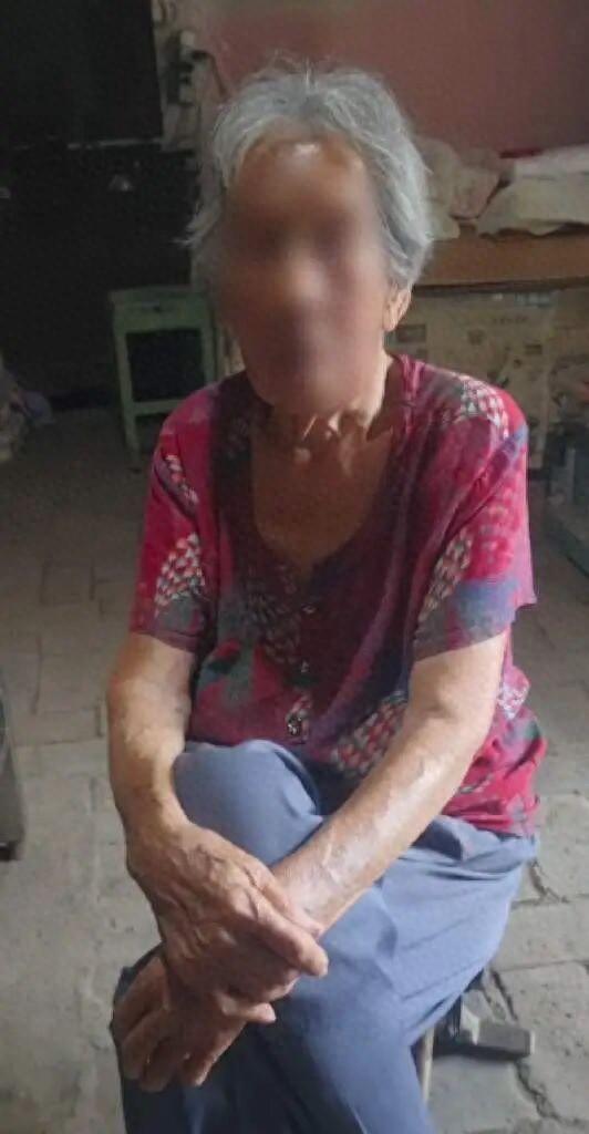 山东滨州，一男子去派出所变更户主，发现户口簿上少了85岁奶奶的名字，追问一年多才