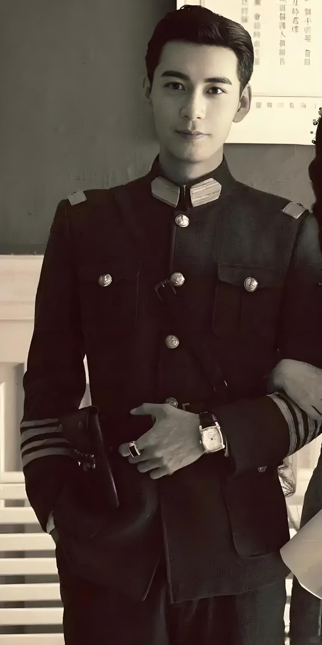 统一军装审美的男人杀回来了陈星旭雪地里的深情造型杀疯了！眼神里的温柔都快溢出来